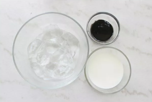 黑芝麻牛奶冰沙的做法 步骤1