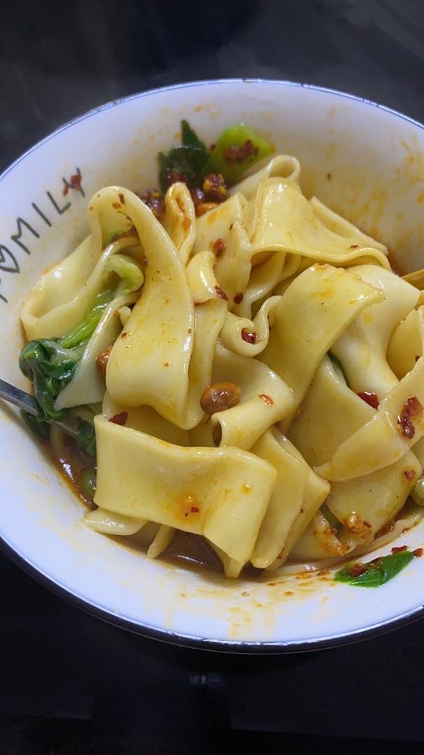 大碗宽面（油泼面）