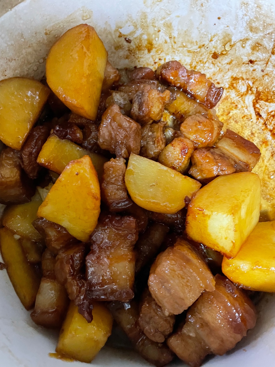 红烧肉焖土豆的做法