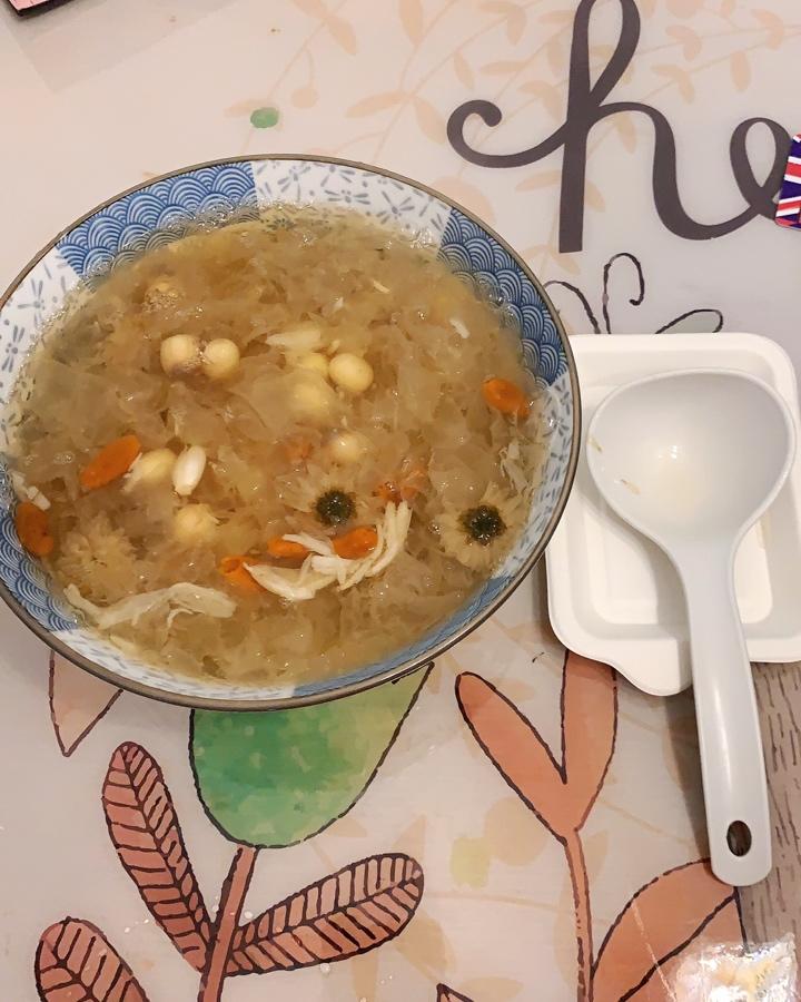 电饭锅版红枣莲子银耳汤