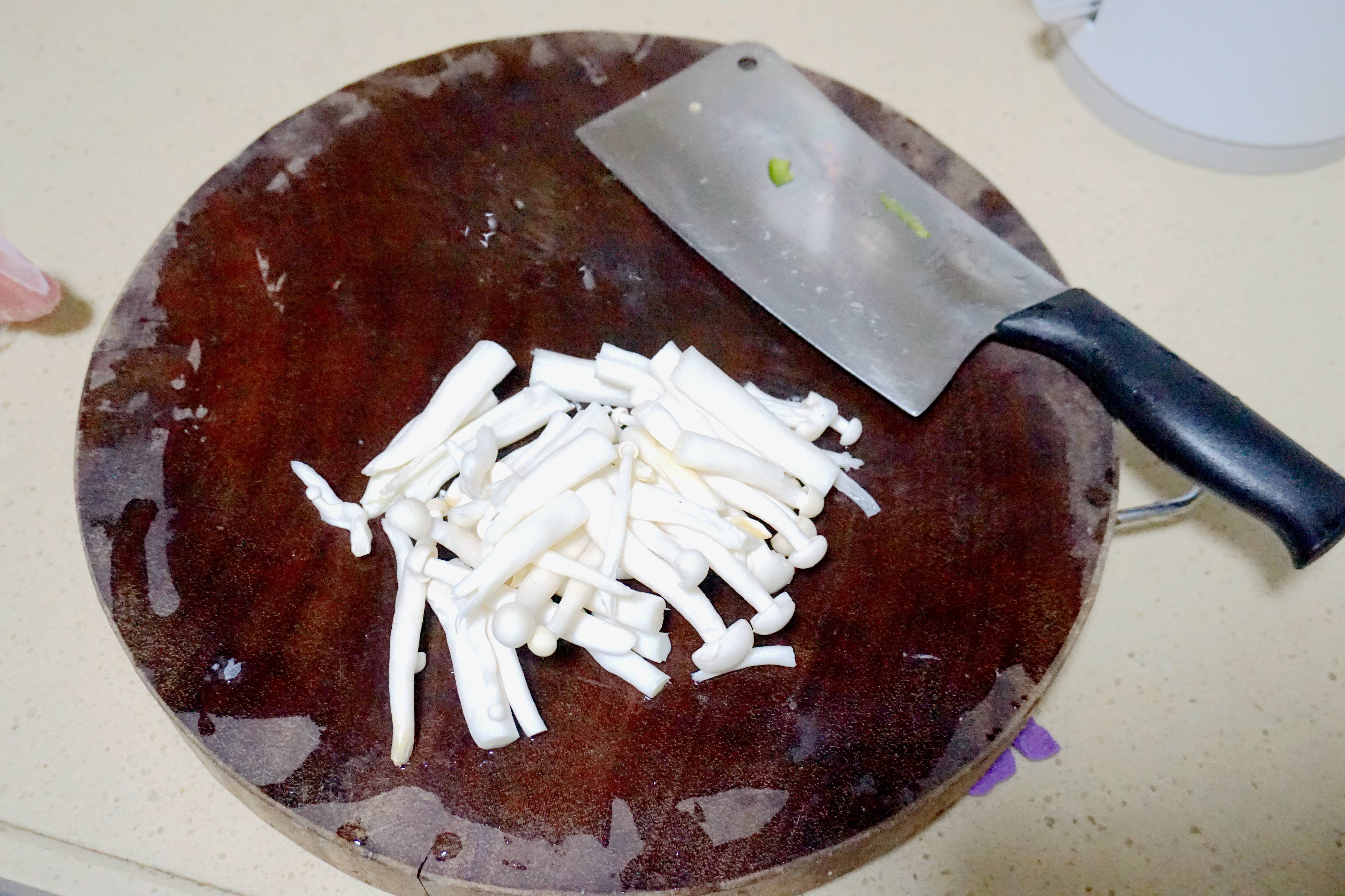 鲜虾青椒蟹味菇的做法 步骤2