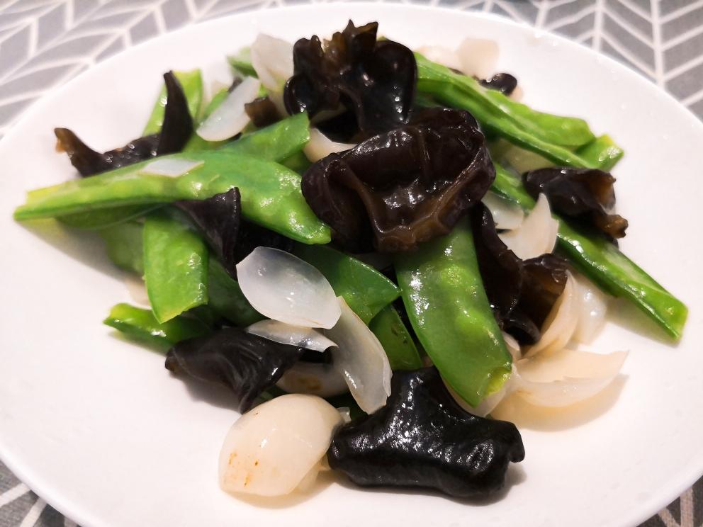 荷兰豆木耳炒鲜百合