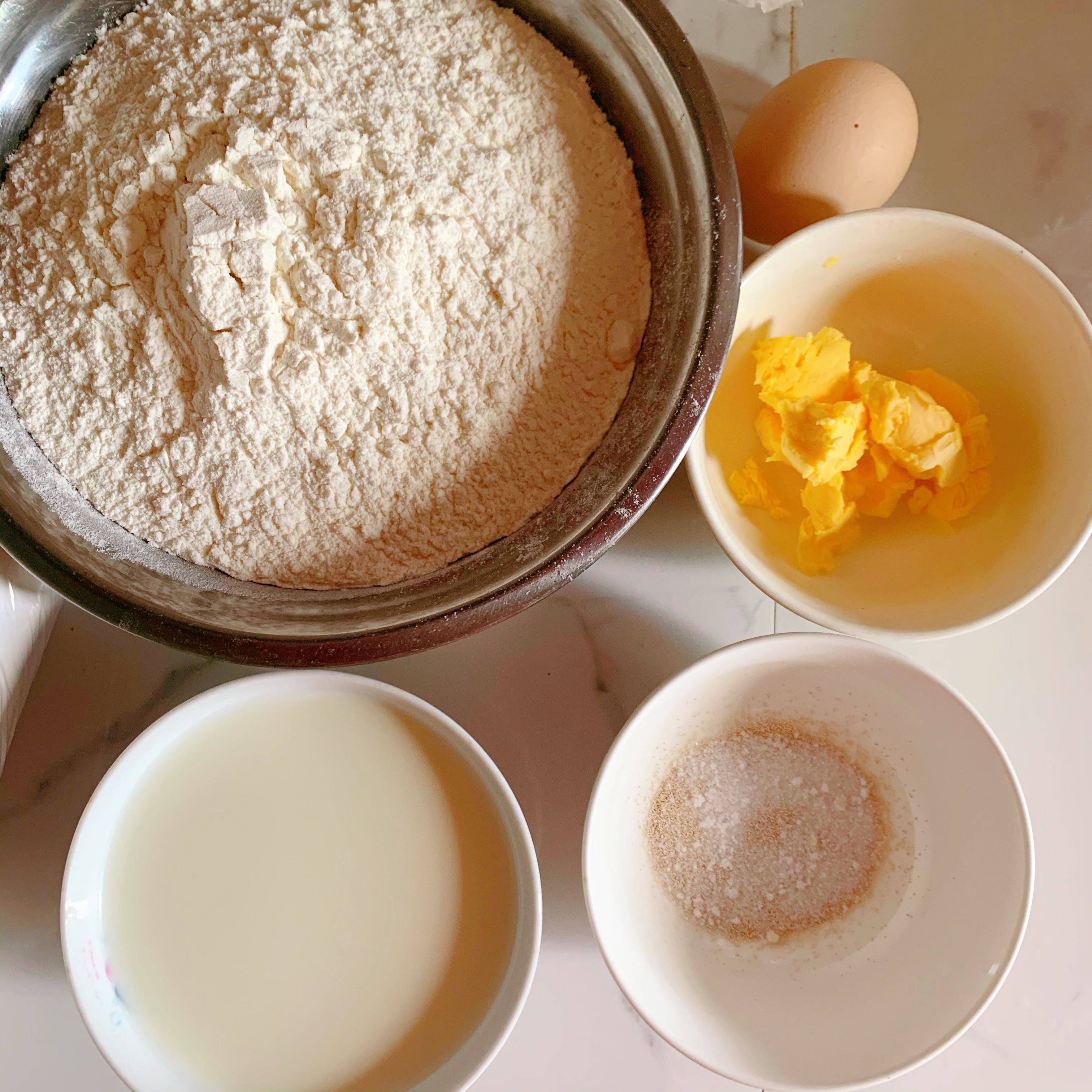 超级柔软的蜂蜜奶香椰蓉小餐包（可手揉）的做法 步骤1
