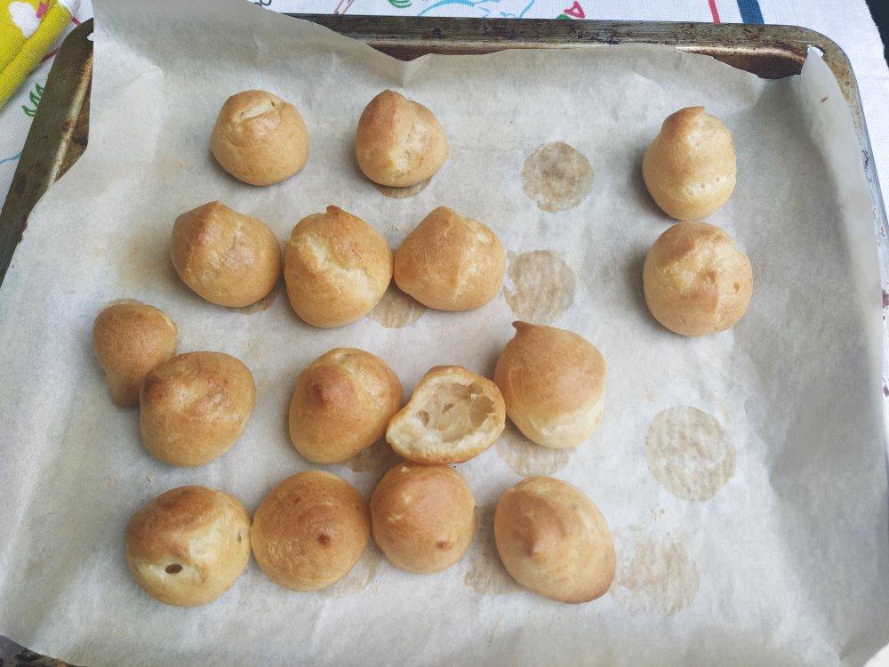 外皮酥脆内心丝滑的冰淇淋泡芙