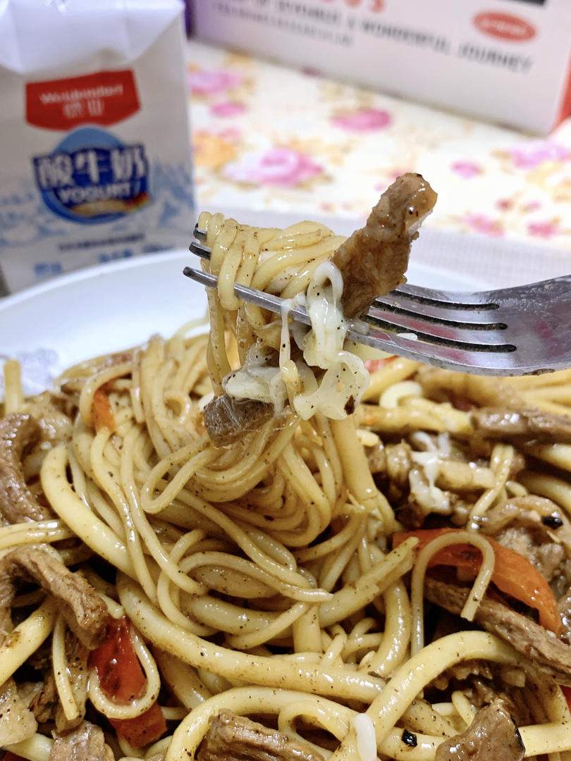 中西合璧：青椒肥牛炒意面（可用于炒青椒牛肉这道菜以及附肉焯水的小技巧