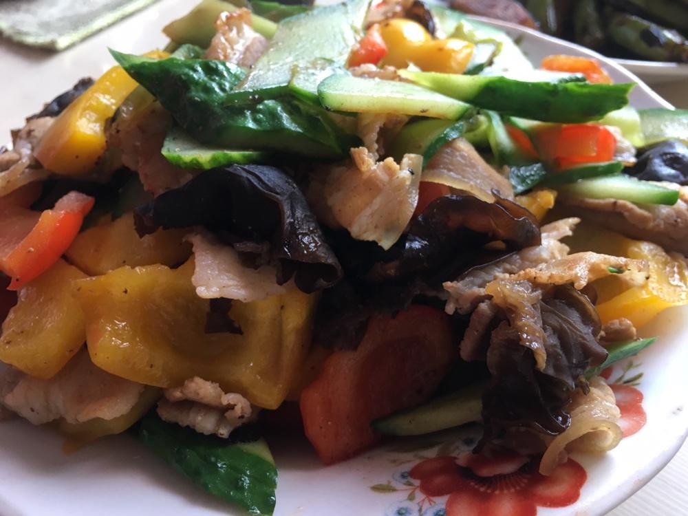 彩椒肉片炒木耳黄瓜2.11的做法