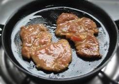 铁板蜜汁梅花肉的做法 步骤4