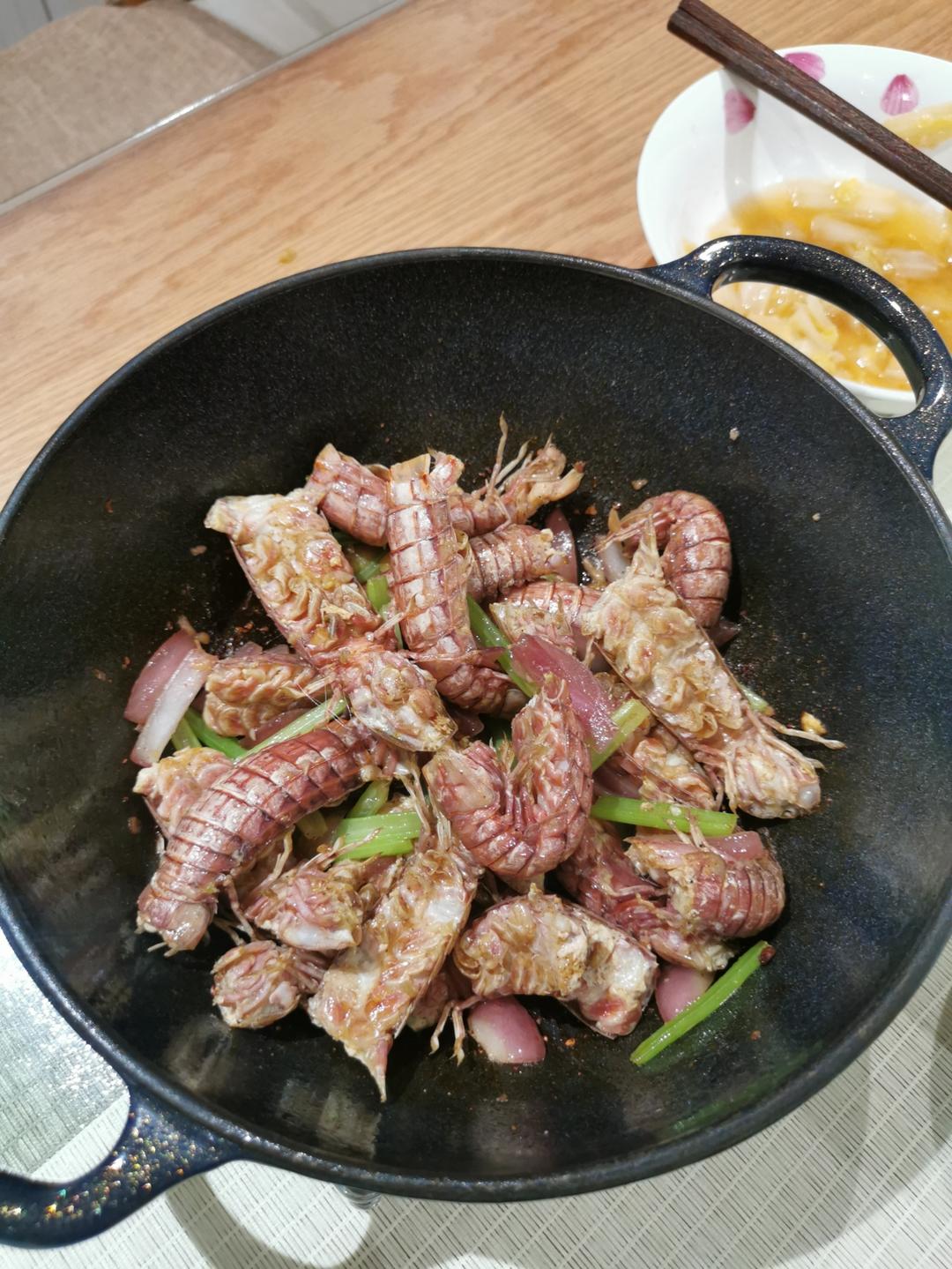 无油炸版的椒盐皮皮虾和巧拨虾壳的方法