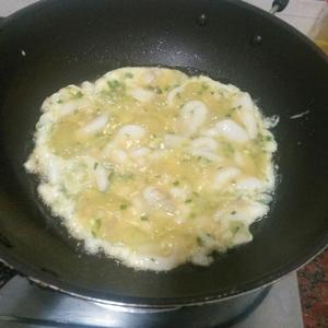 鱿鱼卵煎蛋的做法 步骤3