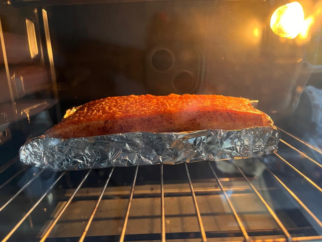 脆皮烧肉，皮酥脆、肉甘香，生烧做法