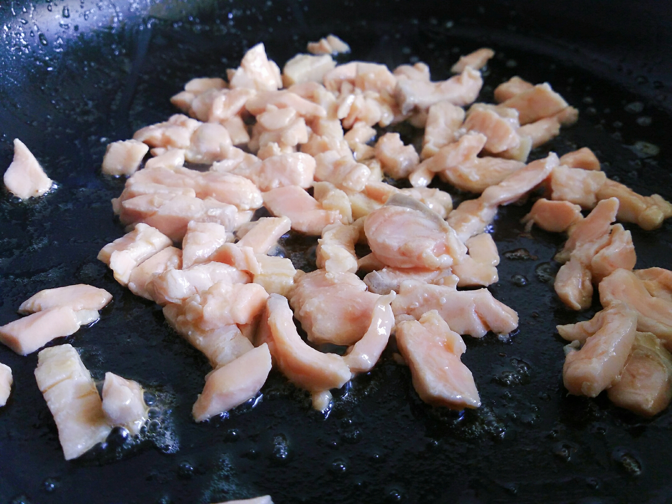 藜麦三文鱼炒饭的做法 步骤3