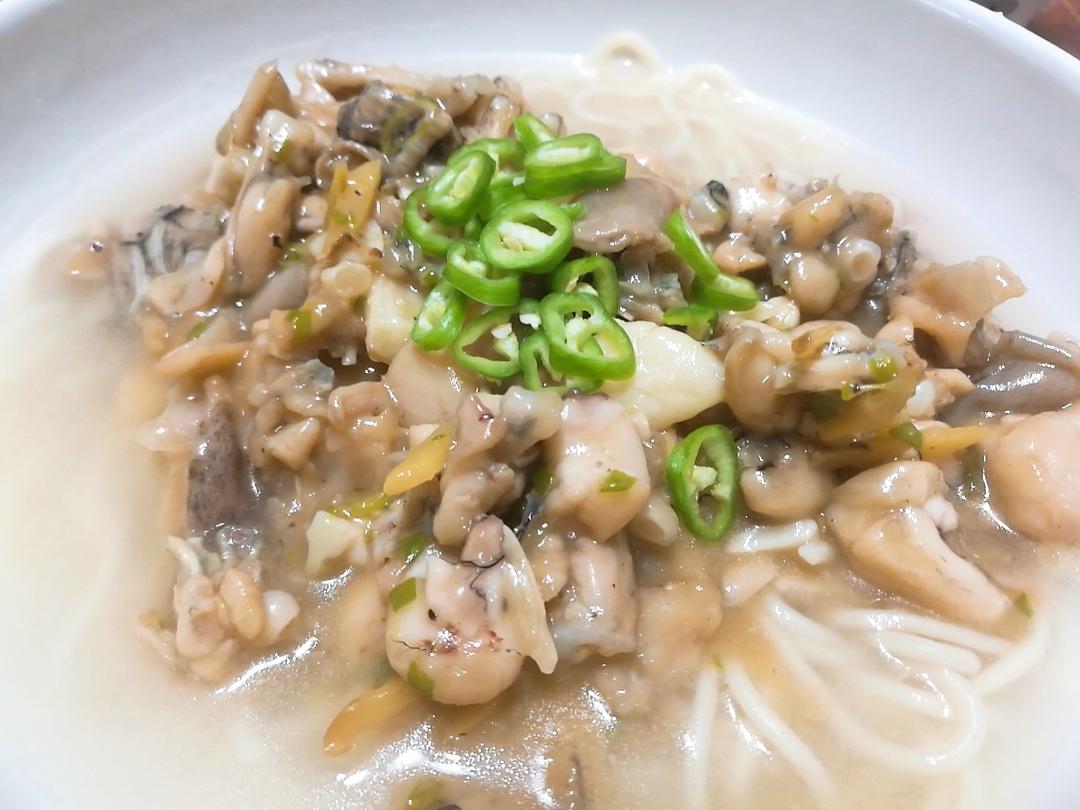 哈灵面馆的牛蛙面or饭浇头