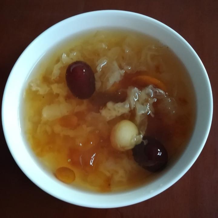 桃胶红枣银耳羹