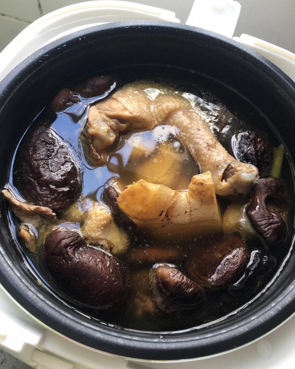 香菇炖鸡汤