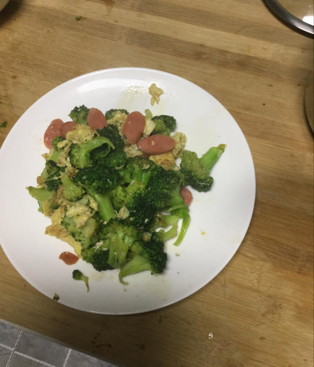 {☀快手晚餐☀}火腿肠滑蛋西兰花