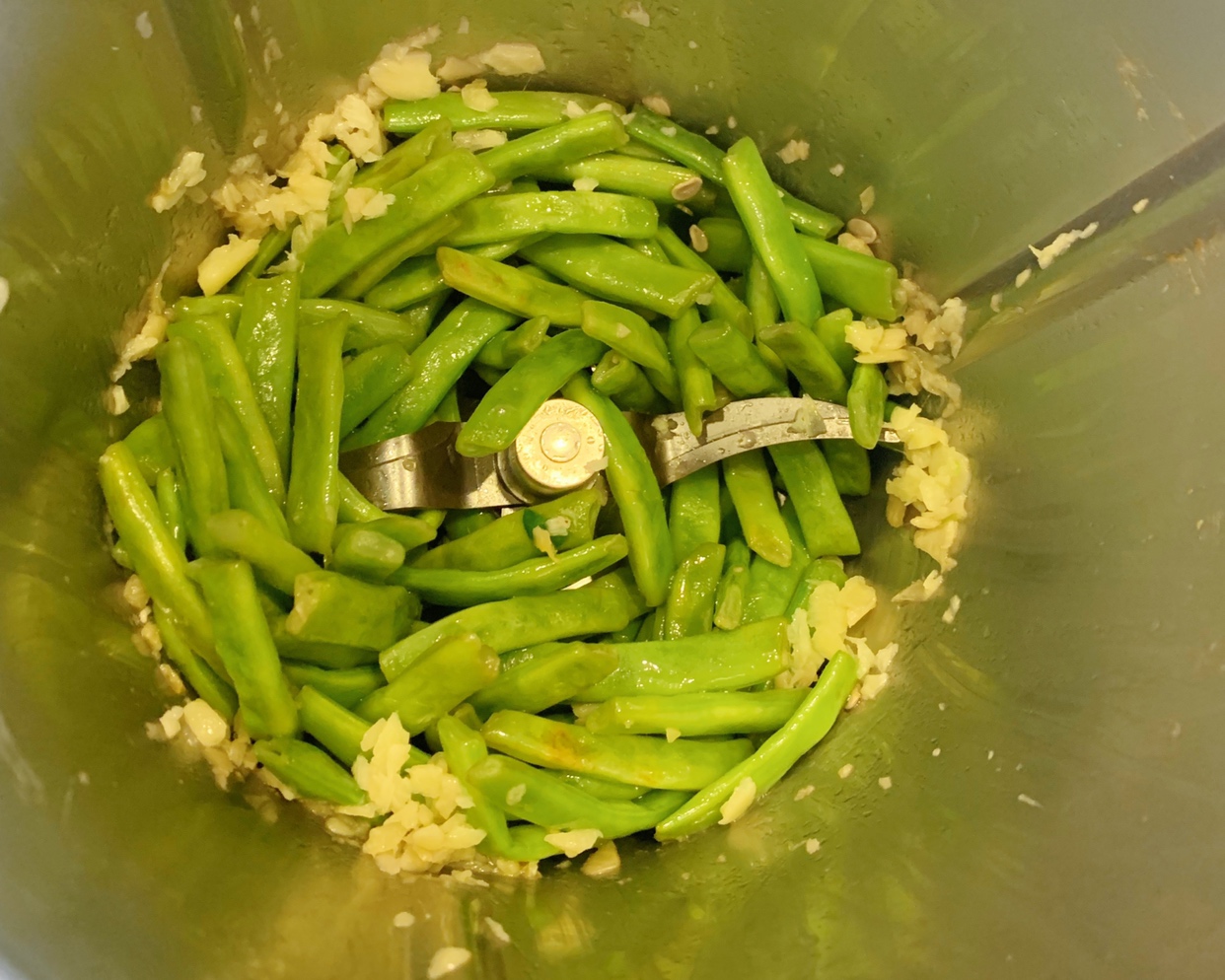 小美蒜泥炒刀豆的做法 步骤2
