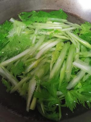 瘦身芹菜拌豆皮的做法 步骤3