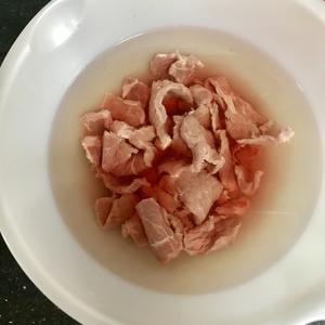番茄金针菇牛肉煮的做法 步骤1