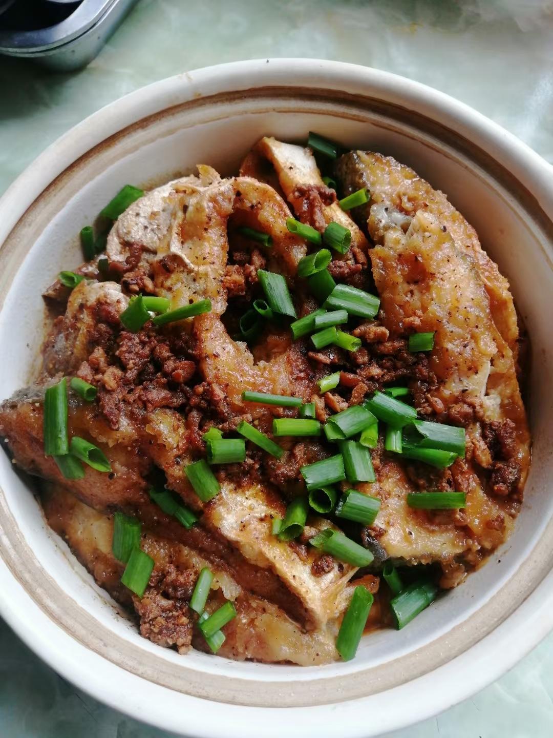 砂锅焗金鲳鱼