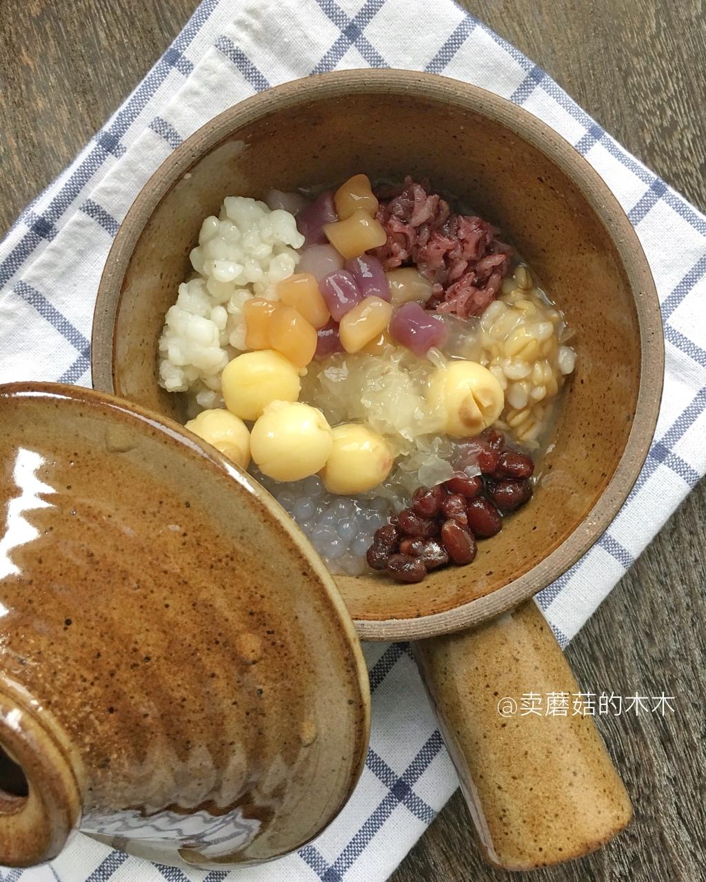 糯耳芋圆莲子红豆四米(紫米、薏米、燕麦米、西米)甜汤