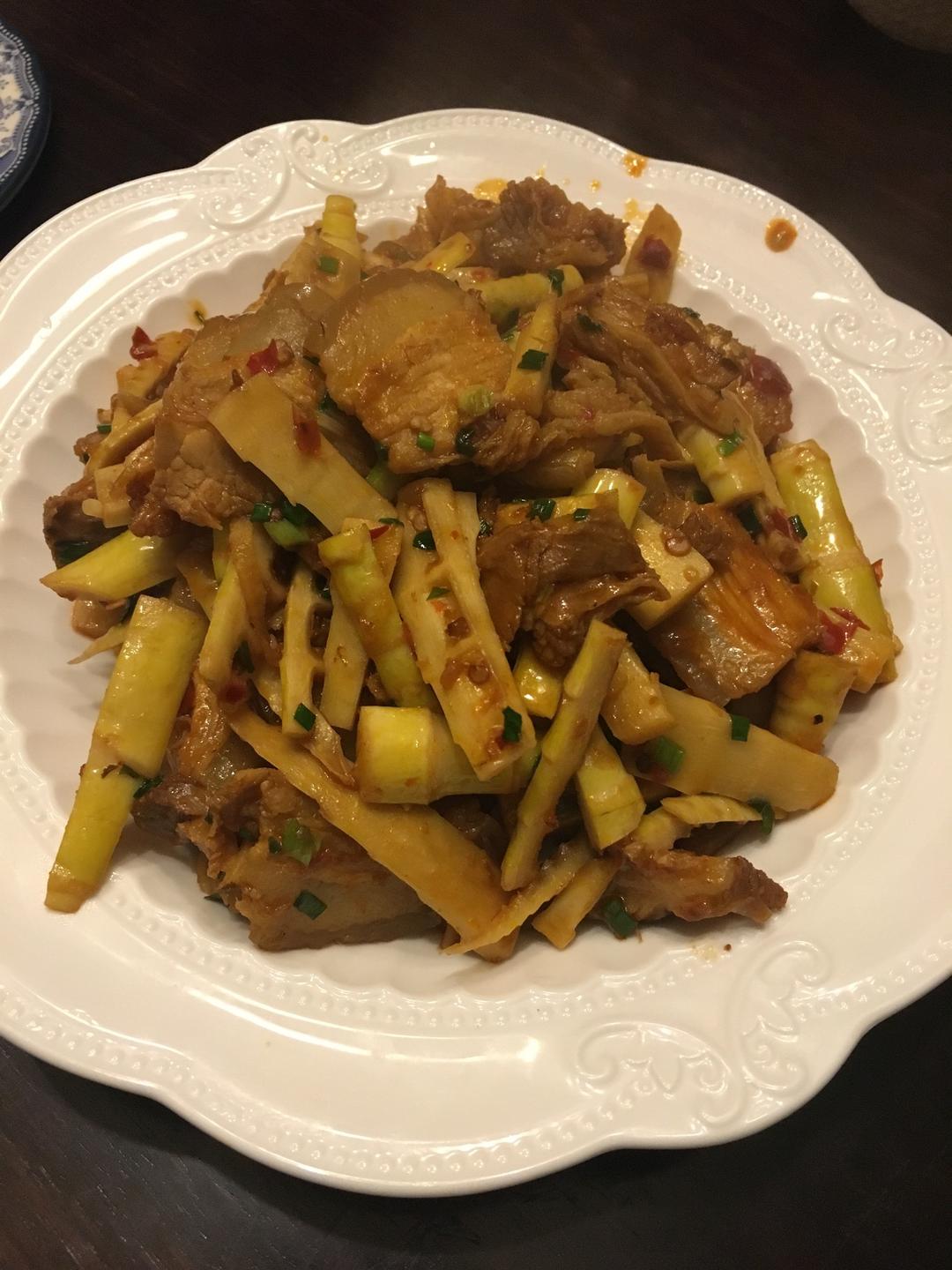 摆竹笋炒五花肉