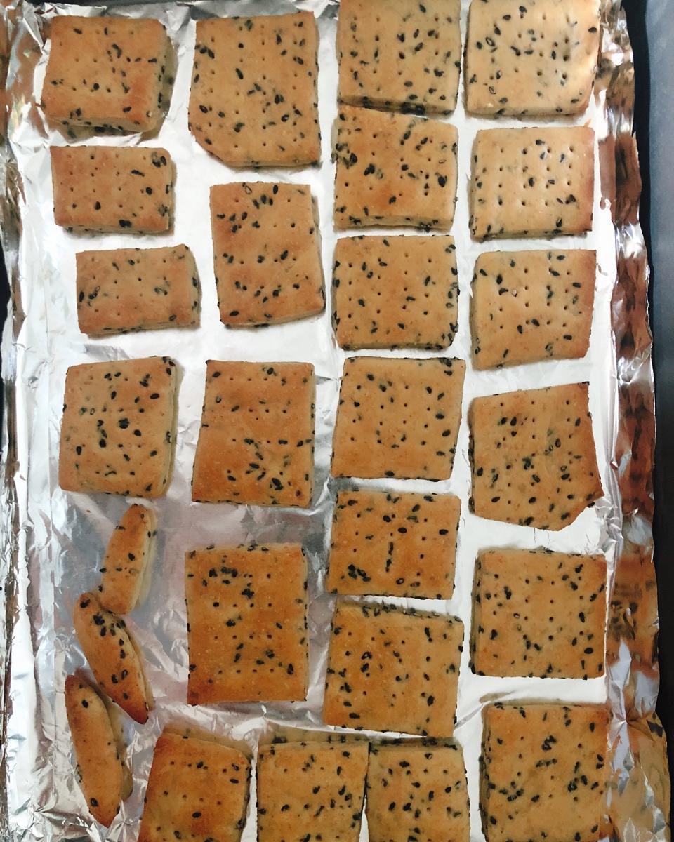 全麦苏打饼干(芝麻咸味饼干，无糖少油，简单健康，健身好搭档)