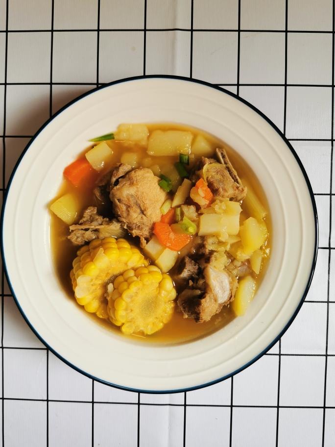 土豆胡萝卜玉米排骨汤的做法