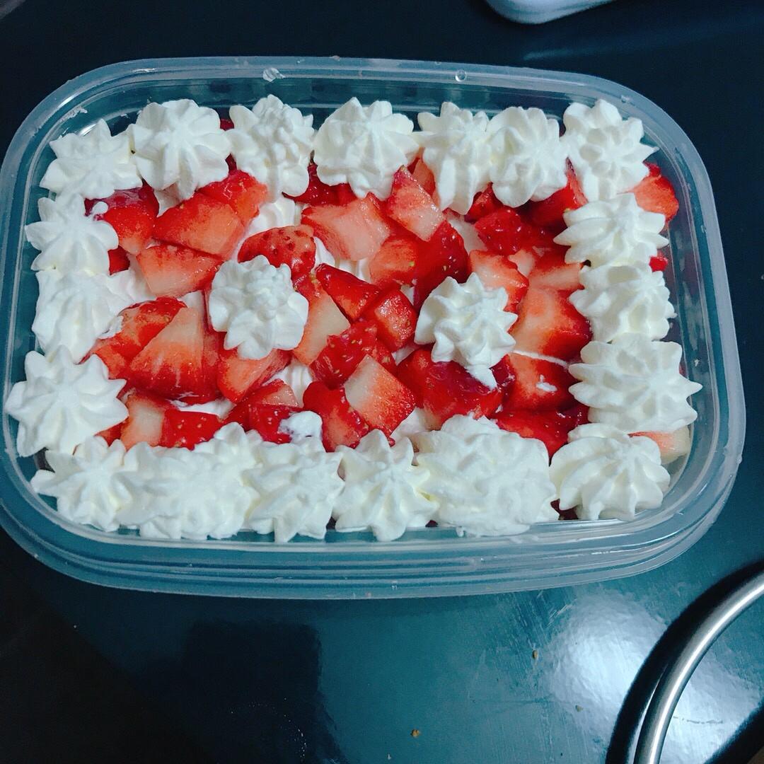 草莓奶油蛋糕盒子