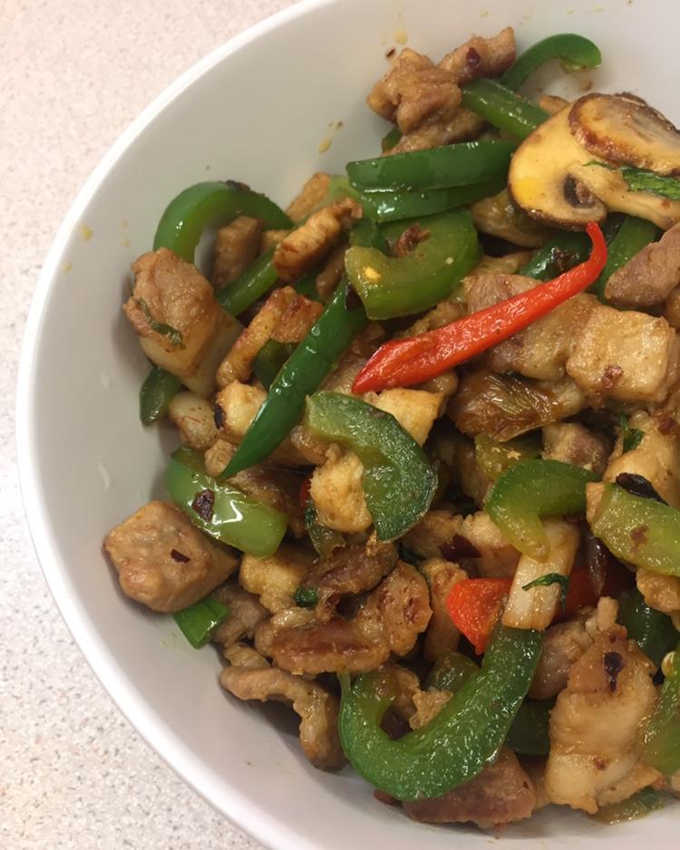 家常青椒干煸五花肉