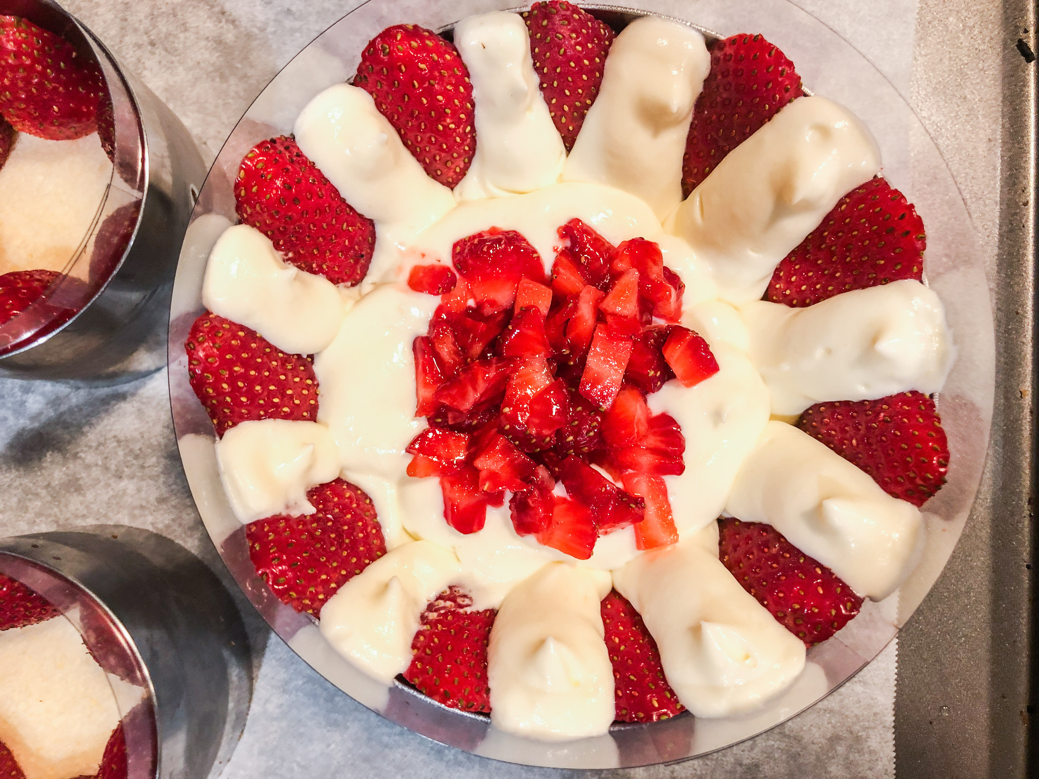 草莓鲜奶油蛋糕 | 生活需要一点甜的做法 步骤17