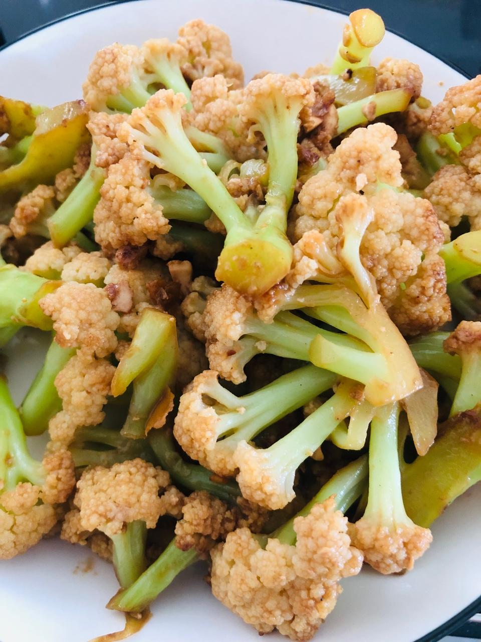 99菜花从梗上切开 分成均匀的小块 清水冲洗99咸鸭蛋蛋黄蛋白分开