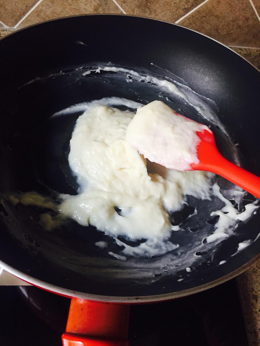 外脆里嫩的炸牛奶的做法 步骤2