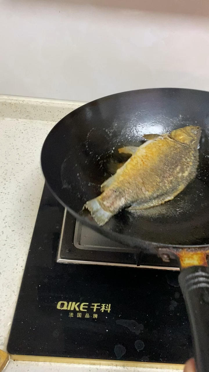 外酥里嫩的香煎鲫鱼（内附煎鱼不破皮方法）快来一起交作业吧