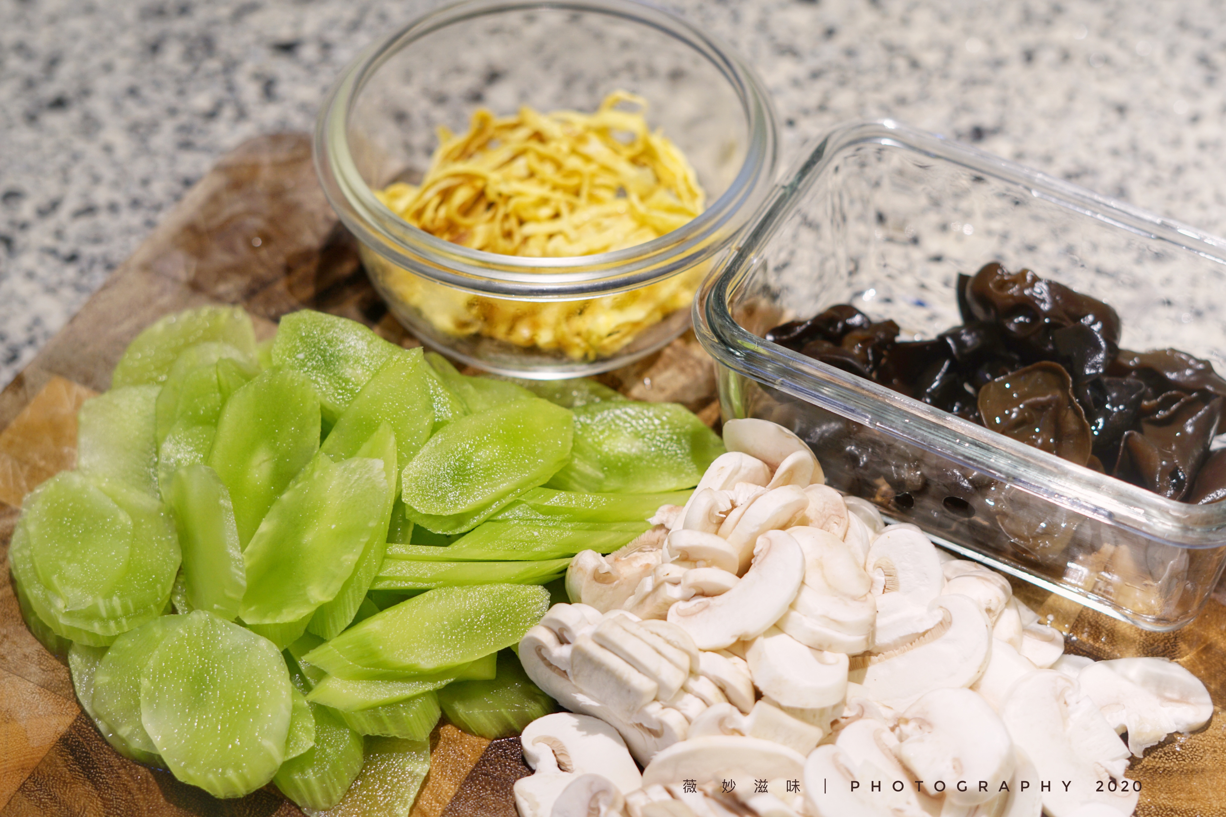 营养又健康的莴苣磨菇汤～的做法 步骤1