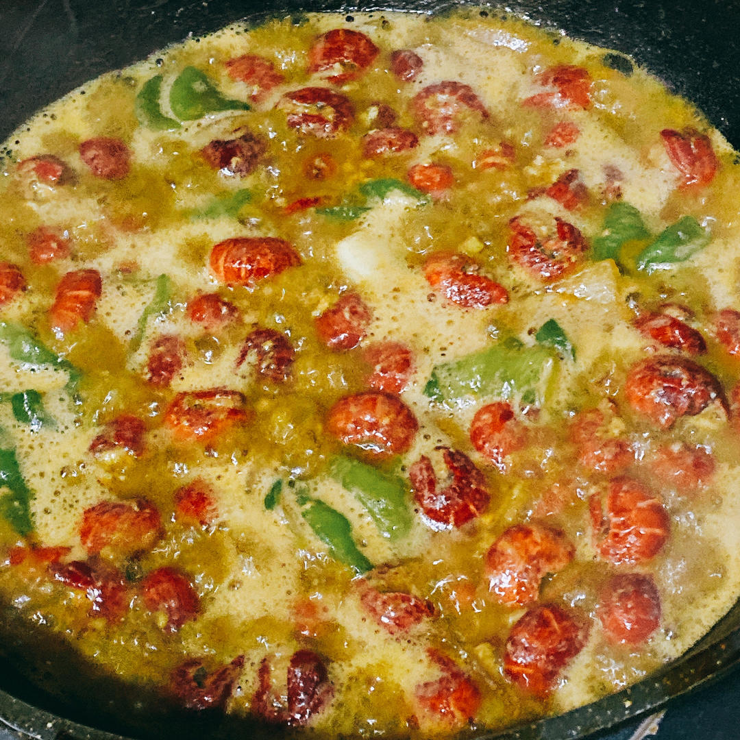 小龙虾的第N种吃法之红烧小龙虾配年糕，龙虾入味，年糕也吸收了其中的鲜甜味