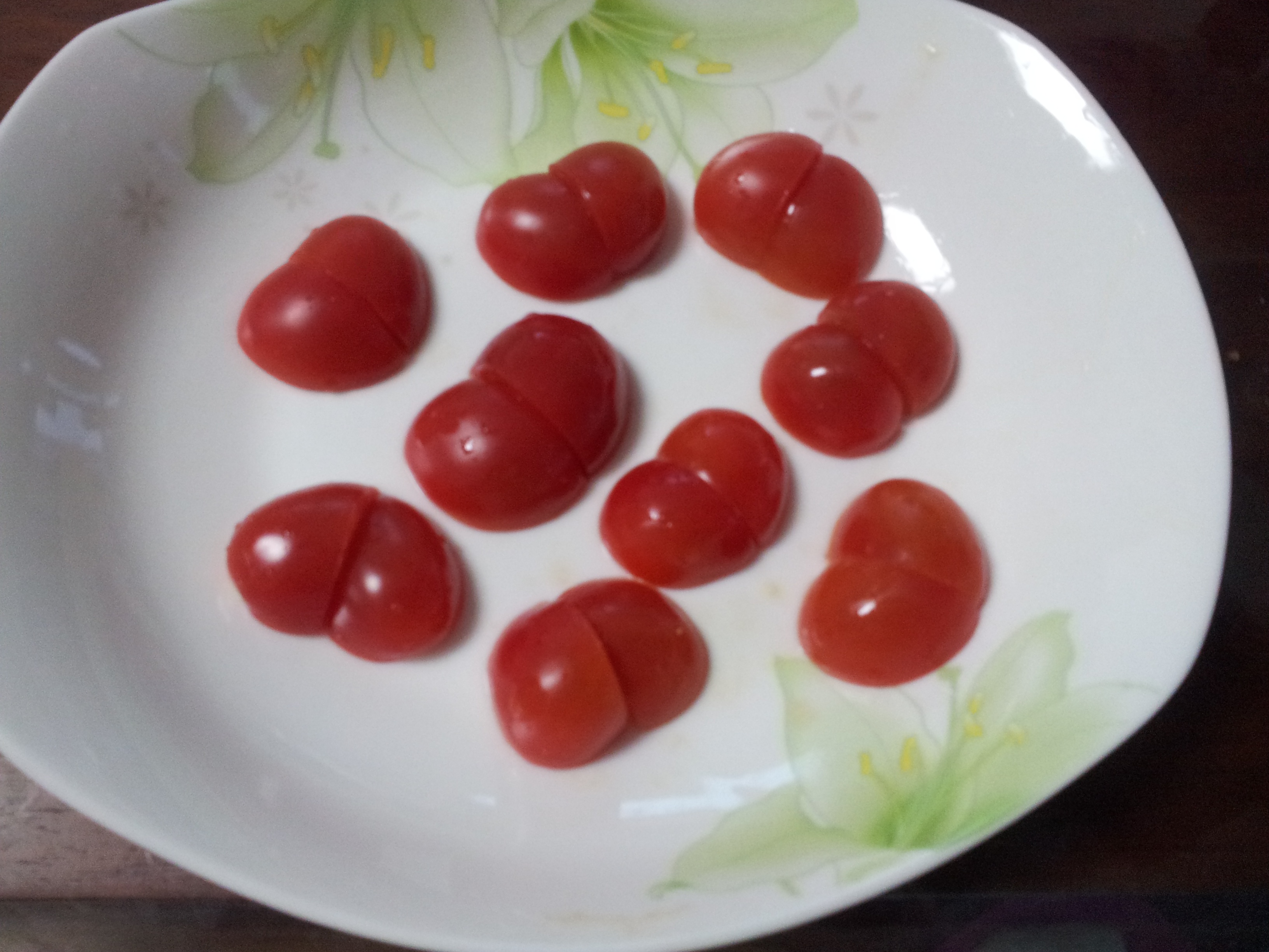 在10秒内把小西红柿切成心形