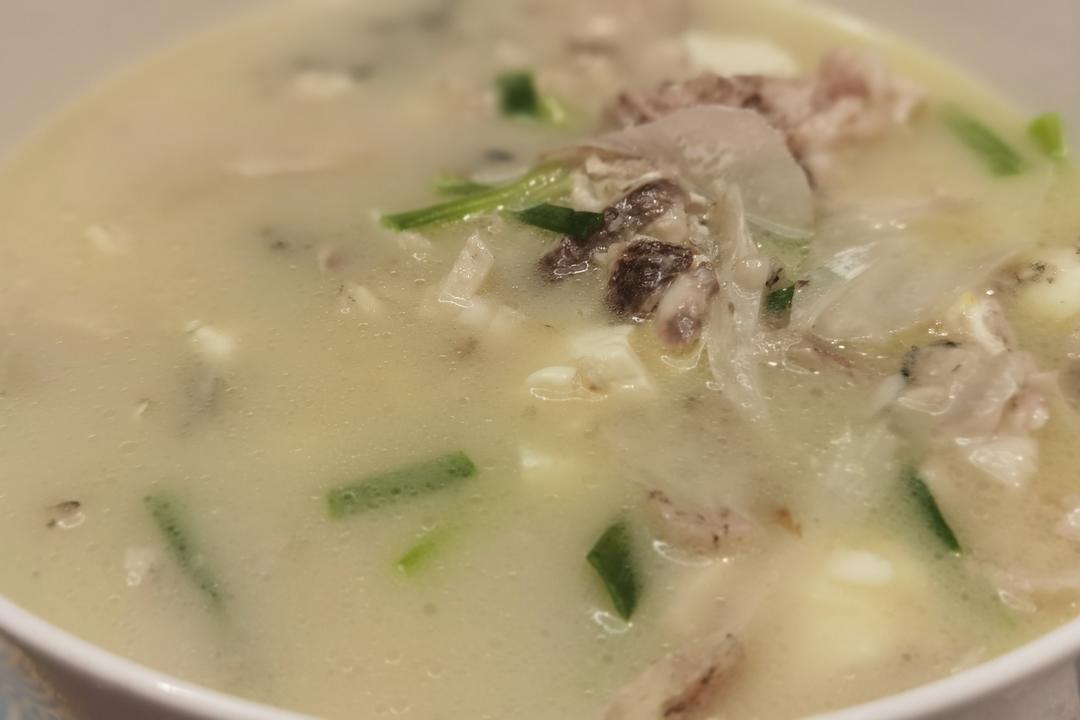 鱼头汤（鱼头豆腐时蔬汤、味鲜汤白有窍门)