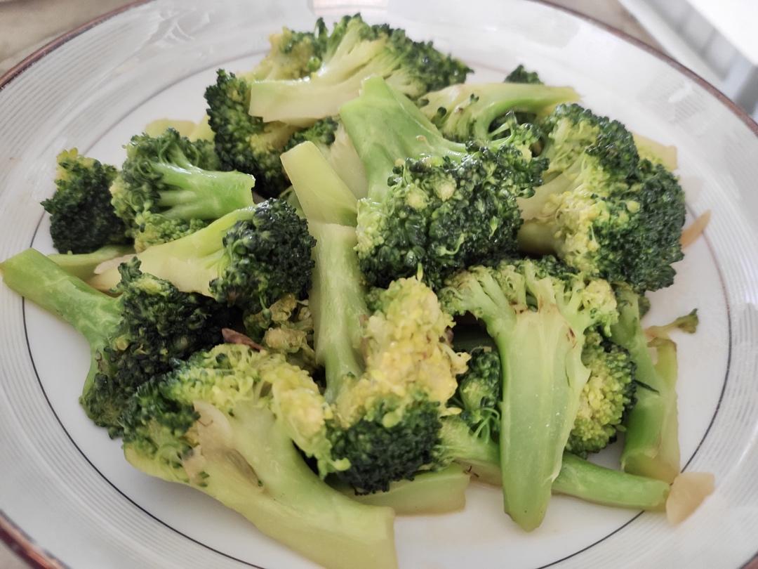 好吃到爆的耗油蒜蓉西兰花(从不修图，喜欢请关注)
