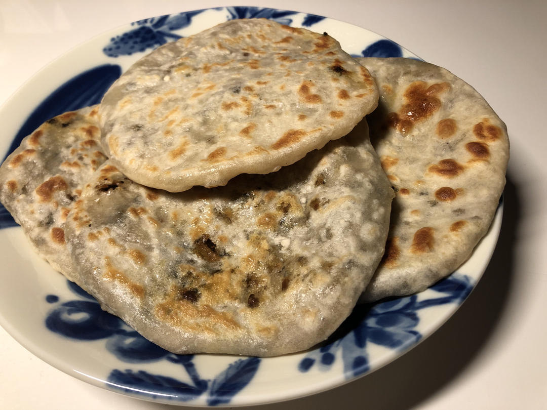 我做梅干菜肉饼最拿手，一口平底锅，不用油，饼又薄又脆肉香四溢