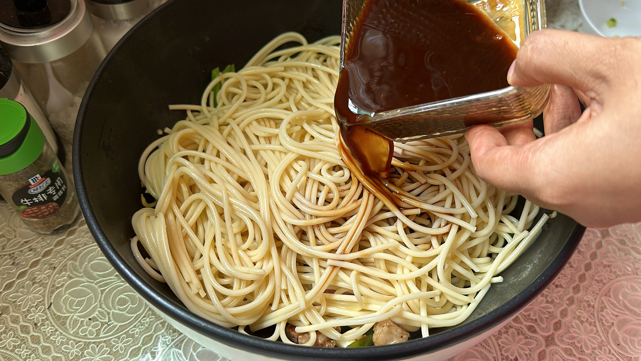 黑椒牛排意面🍝简单又美味😋附意面省心煮法的做法 步骤12