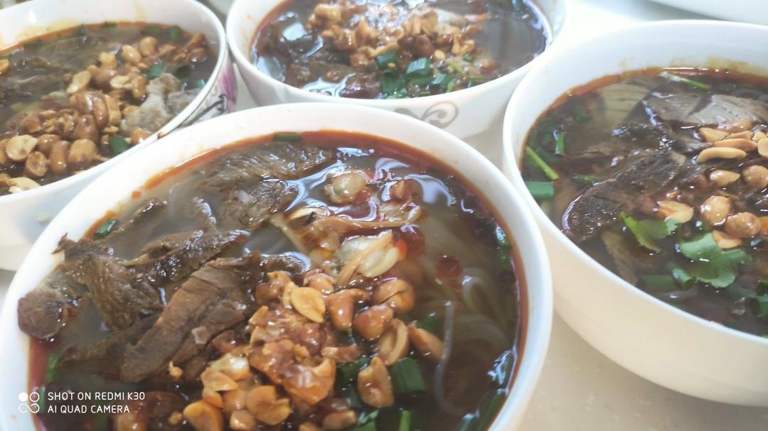 就像有句话所说：成年人的世界里，从来就没有“容易”二字。很多时候，你只能单枪匹马，直面生活的兵荒马乱。