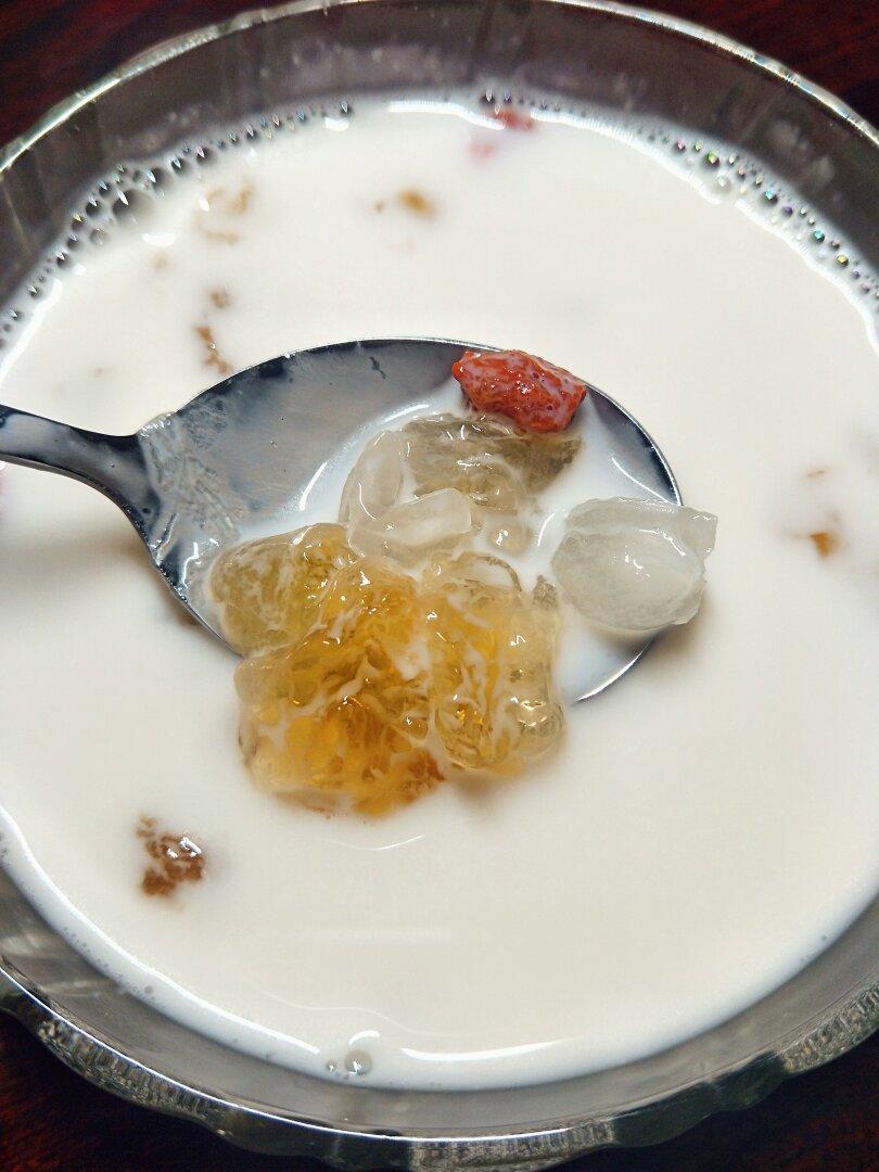桃胶皂角米牛奶炖雪燕