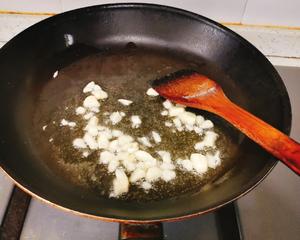 丝瓜烩白玉菇的做法 步骤3