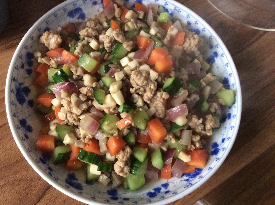 蘑菇肉末烩时蔬的做法