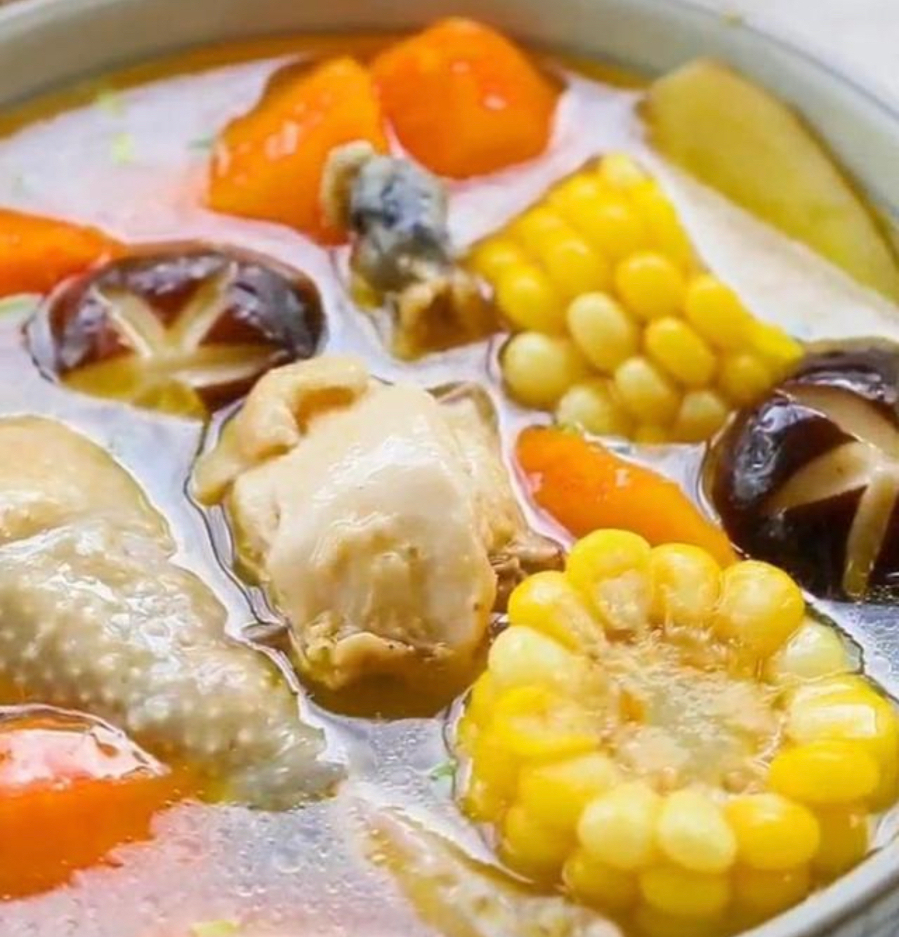 香菇玉米炖鸡汤的做法