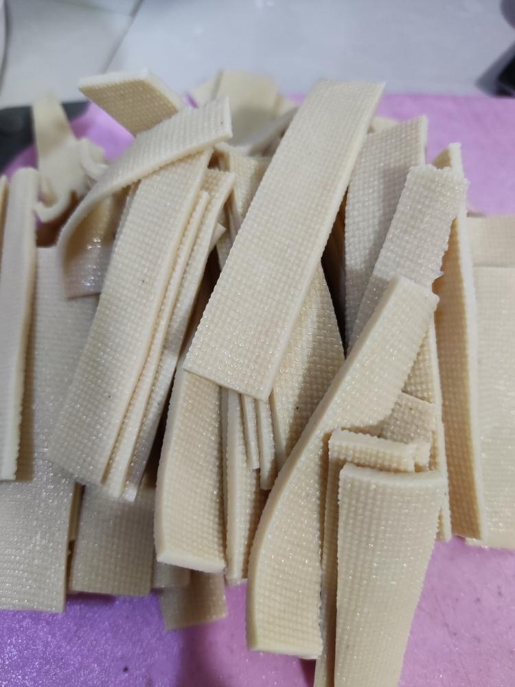 自制的咸肉烧千张的做法 步骤1