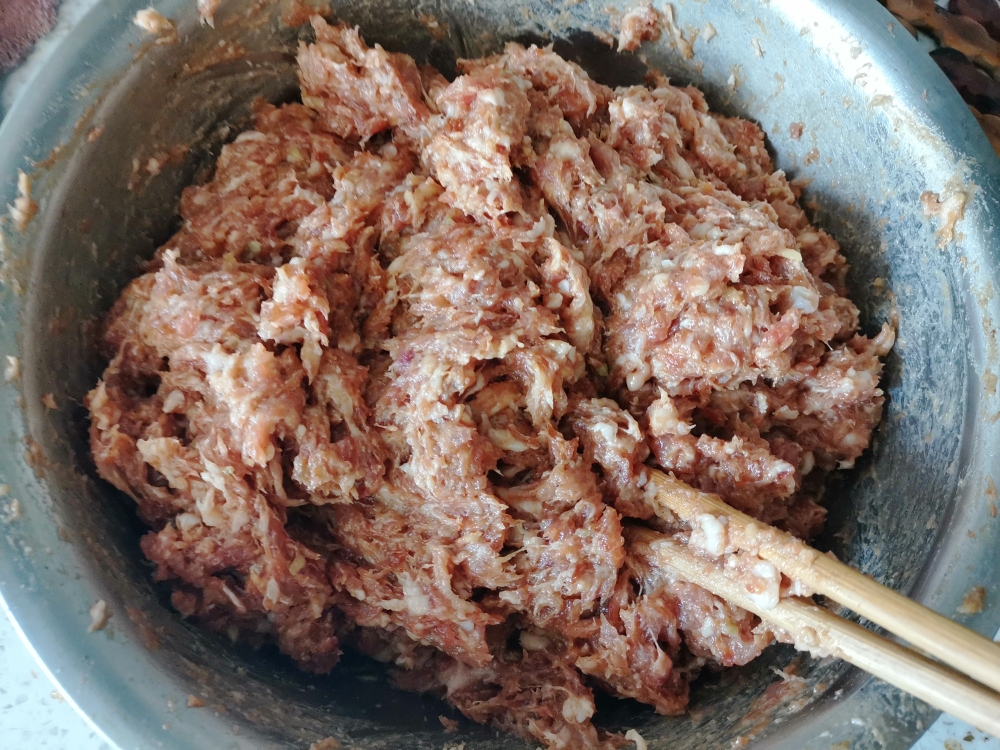 最少调料的茴香猪肉饺子馅的做法 步骤2