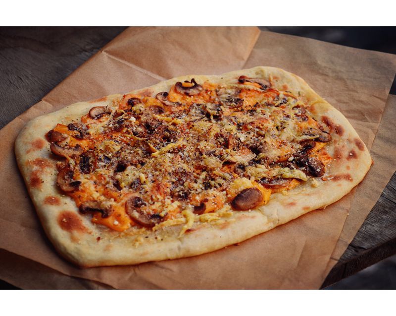 薄饼脆皮火腿pizza