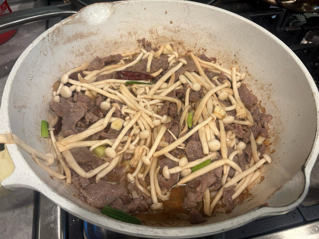 今日菜谱：牛肉炒菌菇