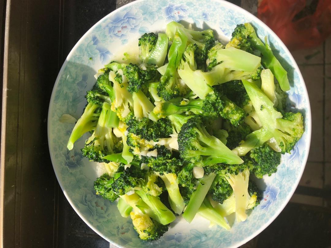 好吃到爆的耗油蒜蓉西兰花(从不修图，喜欢请关注)